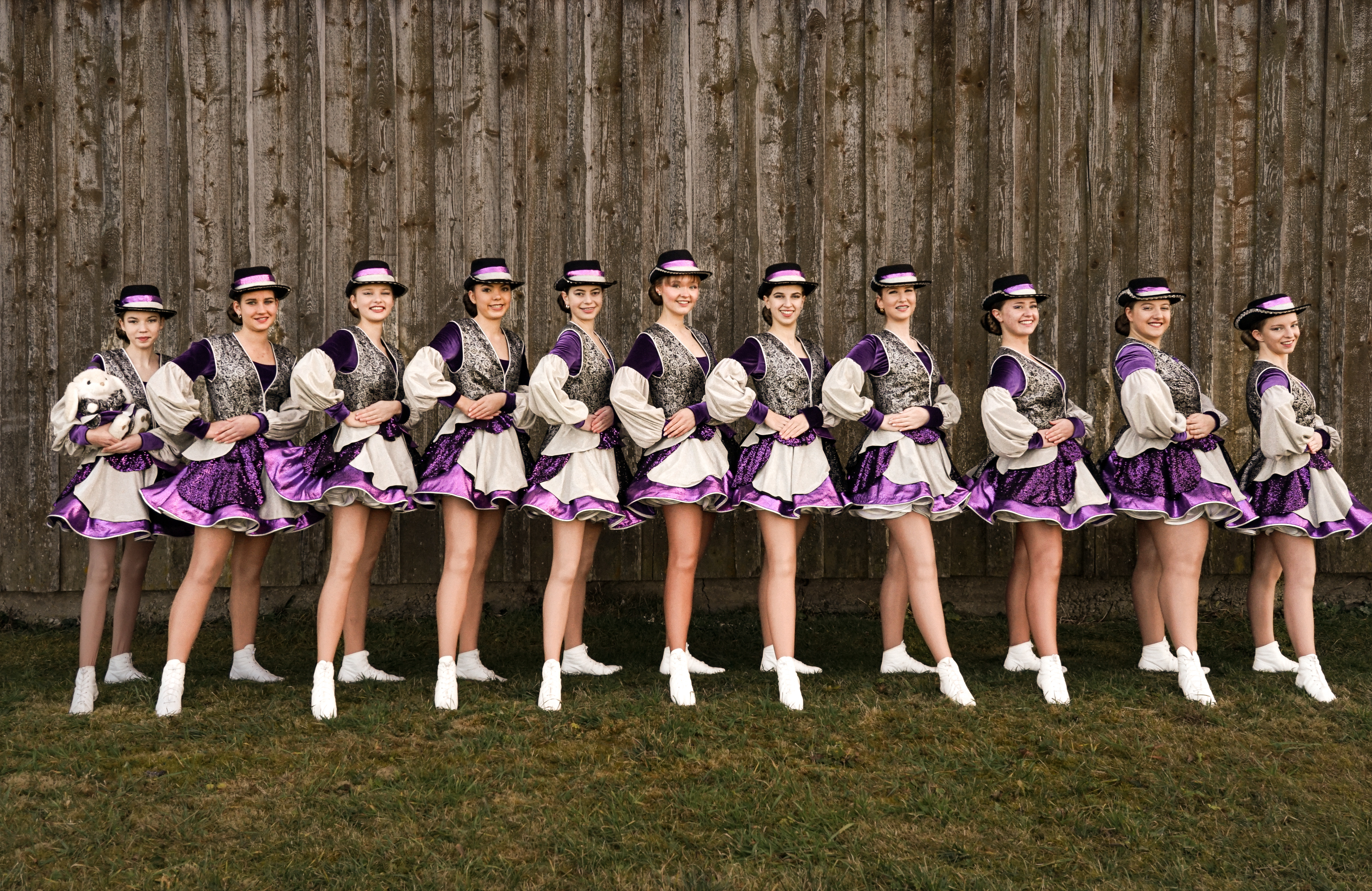 In unserer Teeniegarde tanzen talentierte Mädchen im Alter von etwa 12 bis 17 Jahren, die mit Freude und Leidenschaft die Bühne zum Leben erwecken. Mit ihren mitreißenden Tänzen begeistern sie das Publikum und bringen die Faschingszeit zum Strahlen.
Neben ihren Auftritten gehören auch besondere Highlights wie aufregende Teeniebälle und unser eigenes Jugendgardetreffen, das alle zwei Jahre stattfindet, fest zum Programm. Und auch unter dem Jahr erleben die Mädels bei gemeinsamen Ausflügen unvergessliche Momente und stärken den Teamgeist!<br><br> Image